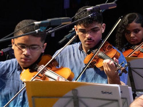 Imagem real de crianças tocando violino 