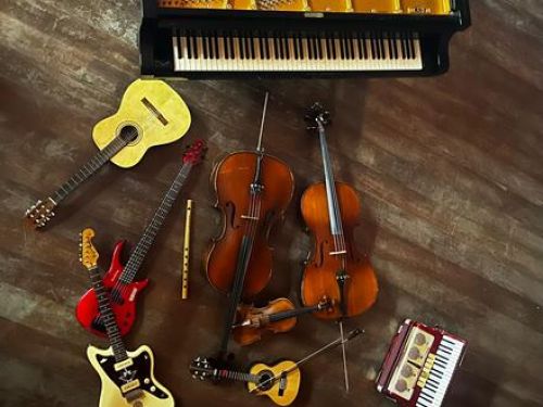 A imagem mostra instrumentos colocados ao fundo de madeira. 