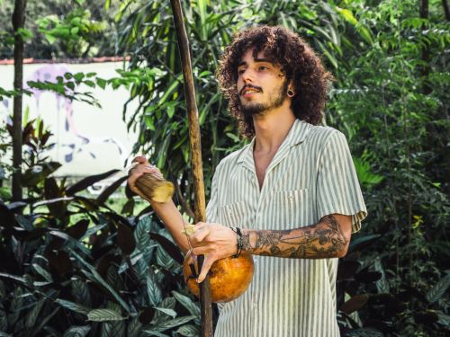 um homem tocando um instrumento 