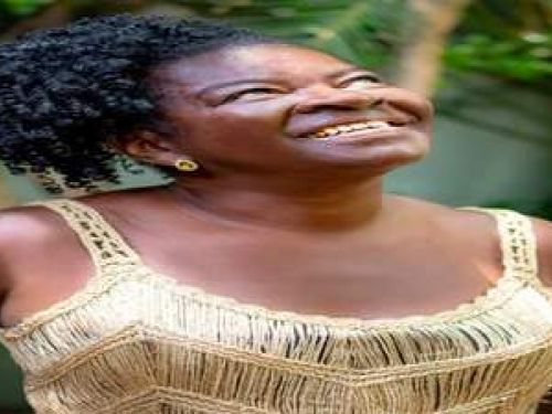 Imagem real de uma mulher negra sorrindo 