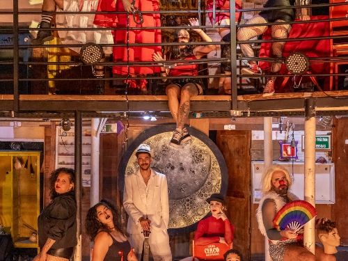 vários artistas em cena no meio do palco e na galeria superior 