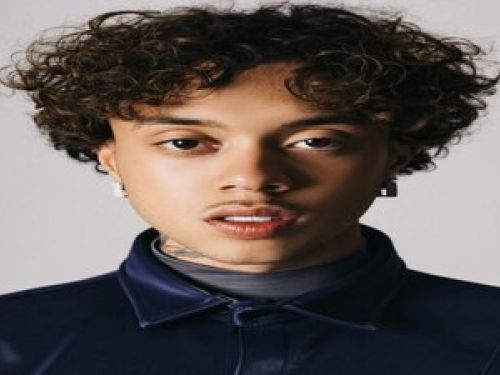 Imagem do cantor teto de cabelo cacheado 