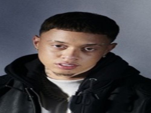 Imagem do cantor teto de cabelo raspado 