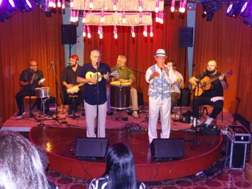 Imagem de Tuco Pellegrino e Marquinhos do pandeiro apresentando em cima de um palco