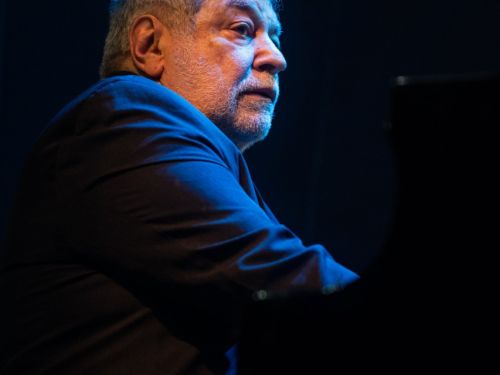 foto do artista com fundo escuro 