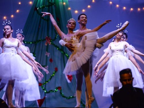 um casal de bailarinos em uma pose de dança 