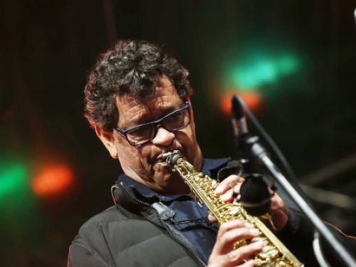 um homem com saxofone 