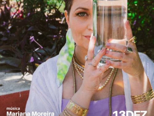 Mariana Moreira apresenta "Ela saiu só pra ver o céu!": Poster de divulgação com uma mulher segurando uma garrafa de vidro transparente com água