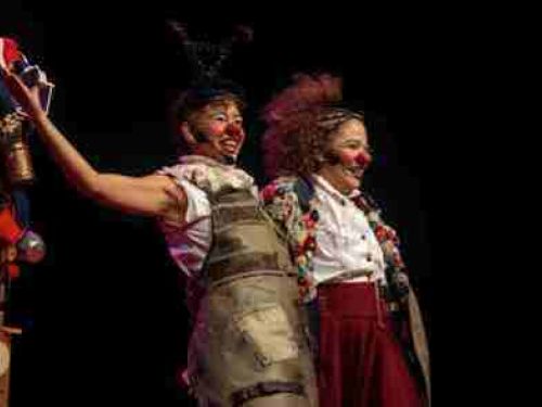 Foto divulgação Mostra Tudo com 2 artistas no palco, com fundo preto