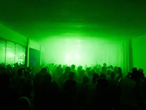 Fotografia da pista de dança da festa com luzes verdes