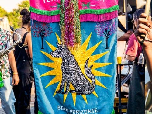 Fotografia do estandarte do bloco