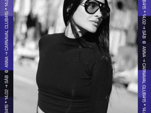 Imagem preta e branca de uma mulher de blusa preta de mangas longas e óculos escuros 