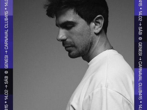 Imagem preta e branca de um homem virado de lado com uma blusa branca