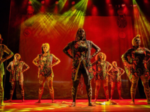 imagem de várias mulheres em pé com as duas mãos na cintura 