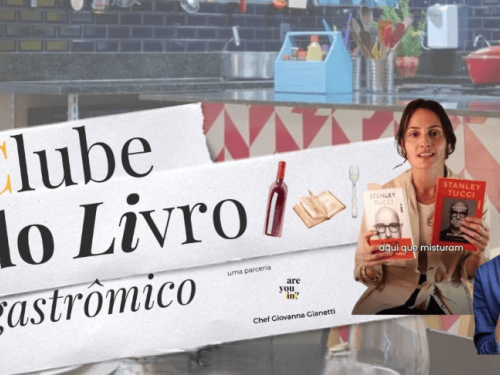Poster de divulgação do "Clube do Livro Gastronômico": Com duas mulheres uma segurando os livros "Sabor" e "O que comi em um ano" de Stanley Tucci. E a outra segurando uma espátula de bambu vazada. Com uma cozinha bem colorida no plano de fundo.