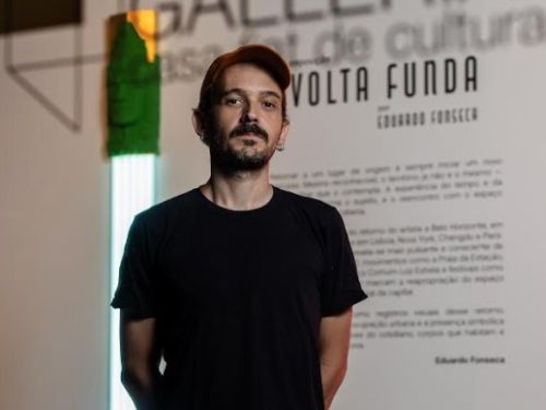O artista Eduardo Fonseca na Piccola Galleria da Casa Fiat de Cultura