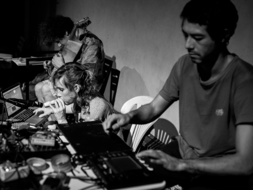 Imagem de três pessoas tocando instrumentos 