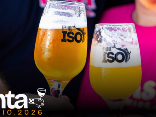 Imagem de duas pessoas segurando um taça com cerveja.