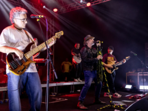 Imagem dos artistas integrantes do grupo G3 no palco se apresentando