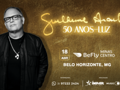 Imagem de fundo e letras douradas, com um homem na lateral em preto e branco