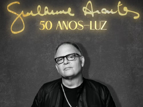 Imagem de um homem escorado na parede com as letras do seu nome em dourado.