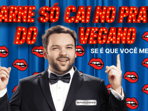 Imagem de fundo azul, com varias bocas mordendo o lábio, com um homem de terno na frente, com as mãos para o alto e atras um letreiro da cor vermelha 