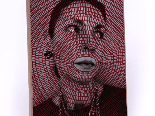 Imagem de uma mulher olhando para o lado e espiral em volta