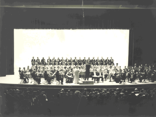 Imagem em preto e branco de um concerto musical 