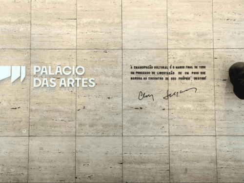 Imagem de uma parede escrito "Palácio das artes"
