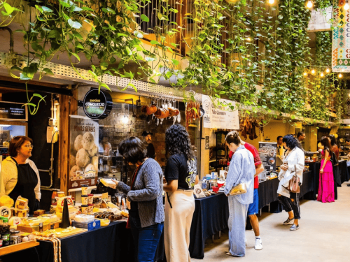 Feira de Natal no Mercado de Origem com Roda de Samba
