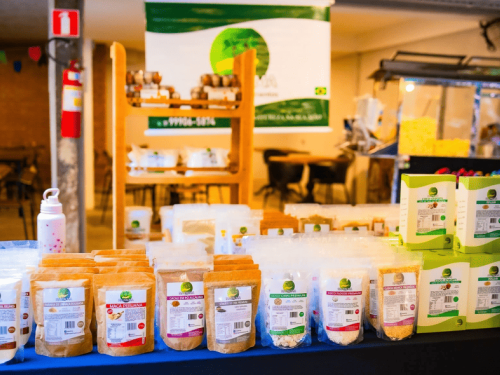 Feira de Natal no Mercado de Origem com Roda de Samba