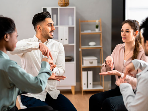 pessoas aprendendo libras 