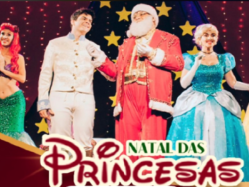 Imagem de um homem vestido de papai noel com princesas ao redor 