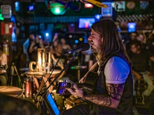 Imagem de divulgação dos cantores se apresentando no palco.