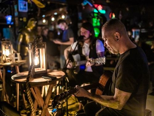 Imagem de divulgação dos cantores se apresentando no palco.
