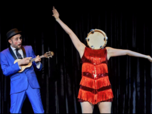 Foto divulgação Mostra Tudo com 2 artistas no palco, com fundo preto