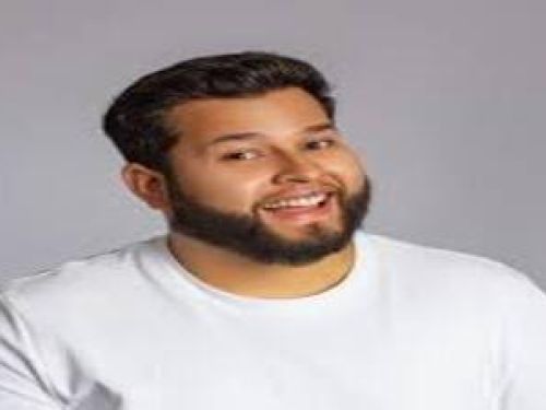 Imagem do comediante Leo Ritter sorrindo 