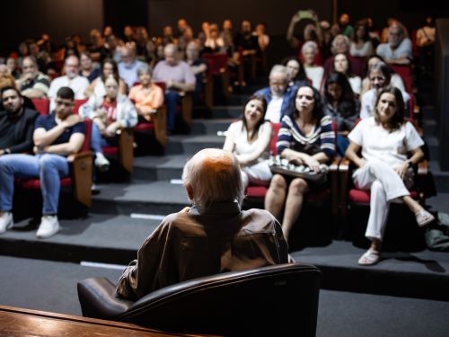 Plateia assistindo ao documentário