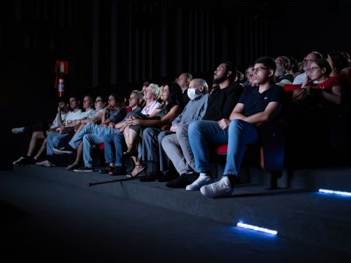 Plateia assistindo ao documentário
