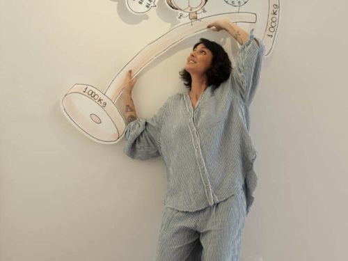 Imagem de uma mulher mostrando o peço das palavras de crianças 