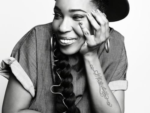 Fotografia em preto e branco da artista Macy Gray