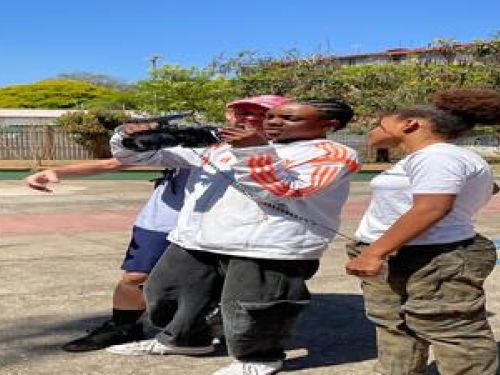 imagem de uma pessoa segurando a camêra 