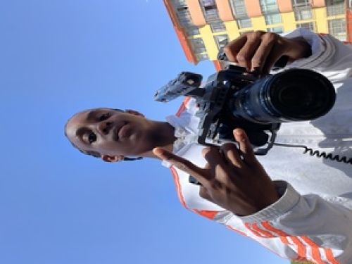 imagem de uma pessoa segurando a camêra 