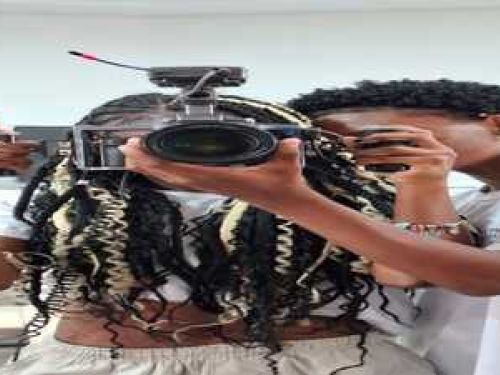 imagem de uma pessoa segurando a camêra 