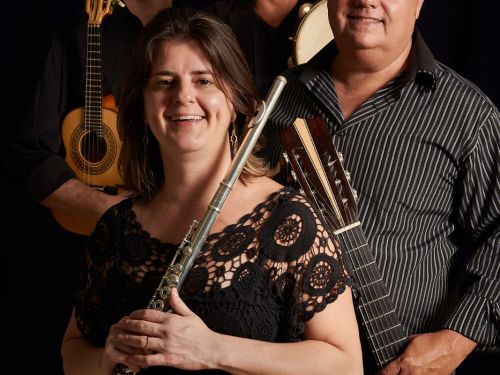 Foto divulgação do grupo "Orapronois" com 4 integrantes acompanhados de seus instrumentos 