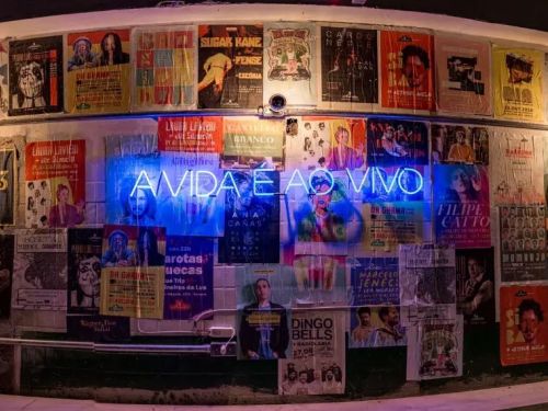 Foto da parede interior do estabelecimento com o letreiro "a vida é ao vivo"