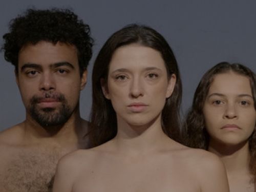 Imagem de três pessoas semi nuas na foto 