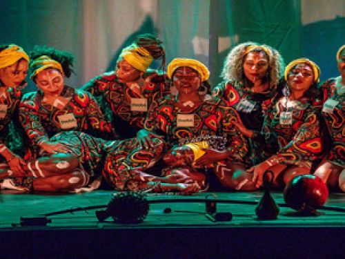 imagem de várias mulheres agachadas e pintadas 