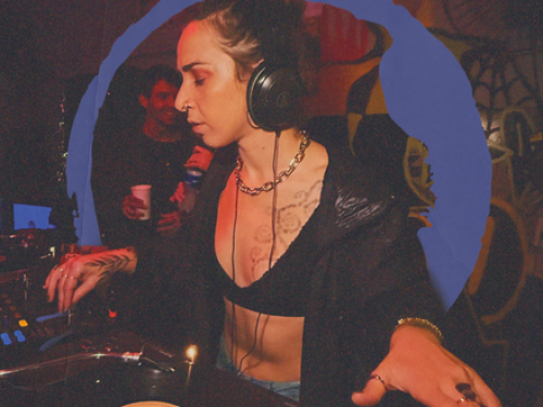 imagem da Dj Glitter Peligro tocando com cdj