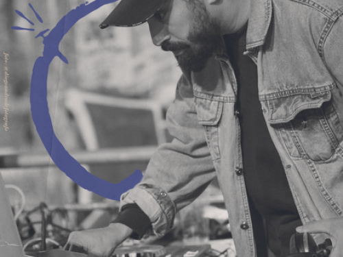 Flyer de divulgação com imagem em preto e branco do Dj Fumaça na cdj